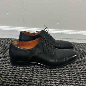 Santoni
Men's black leather Oxford shoe